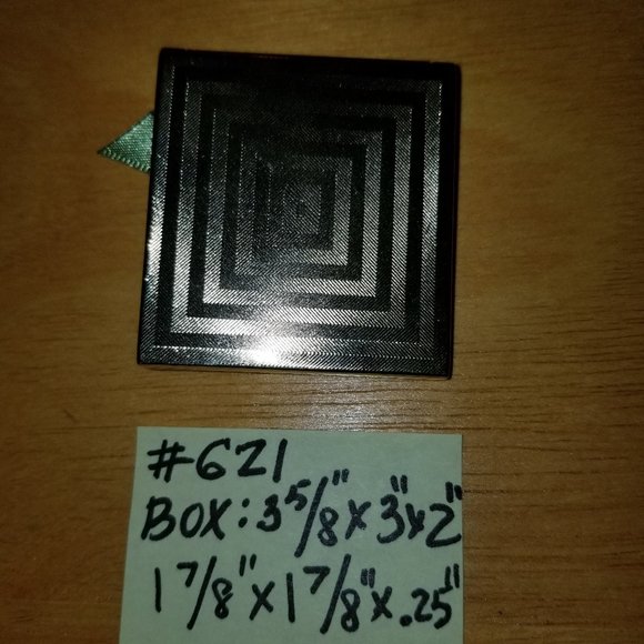 ✅620ZA NEW Villager Liz Claiborne Green enameled double-sided mirror compact bow - Picture 2 of 3